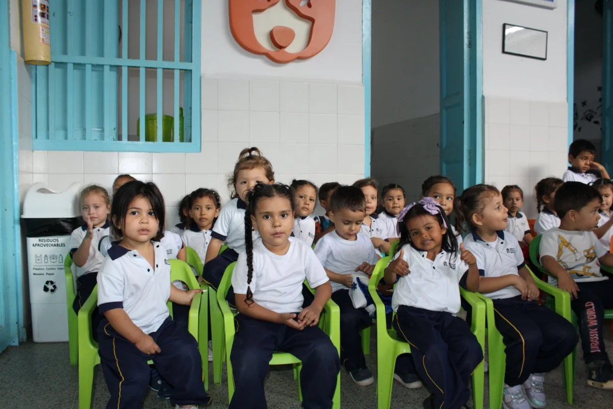Niños estudiando