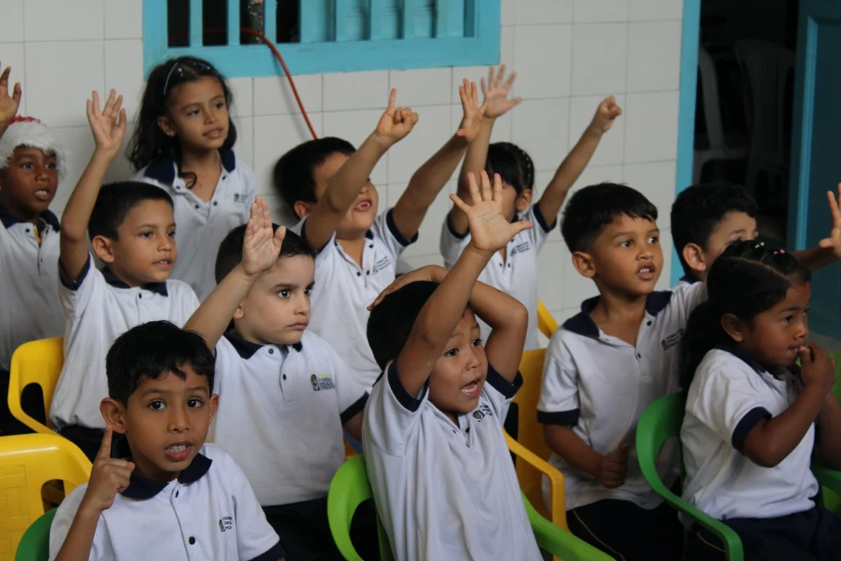Niños en el comedor comunitario de la Fundación